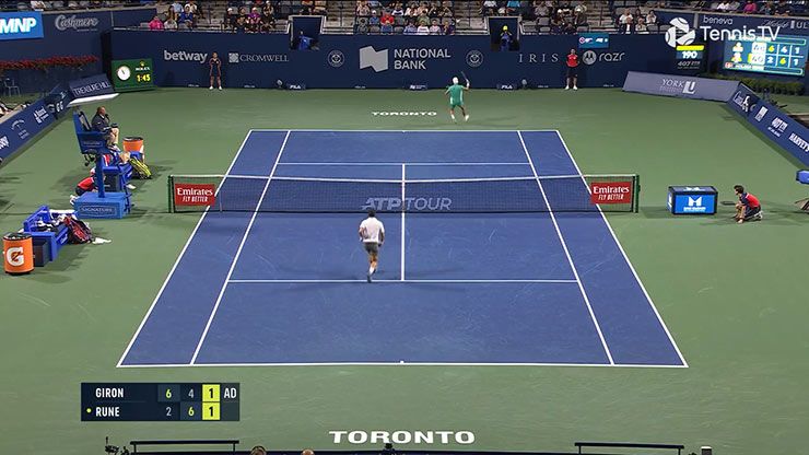 Rune tái hiện khoảnh khắc đánh bóng qua hai chân của Federer