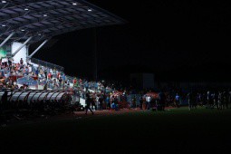 Bi hài V-League: Trận Hà Tĩnh - Hải Phòng mất điện, khán giả hào hứng cổ vũ