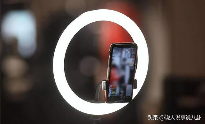 Dù biết việc làm của mình là phạm pháp nhưng người đàn ông họ Chu bị hấp dẫn bởi khoản thu nhập khổng lồ mà việc livestream mang lại. Ảnh: 163.com