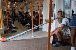 Tranh vui - Những hình ảnh hài hước chỉ có trên tàu điện ngầm