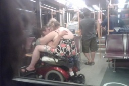 Tranh vui - Muốn xem “tấu hài” thì cứ lên tàu điện