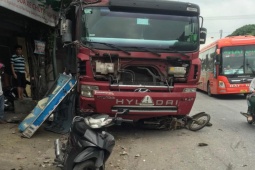 Tin tức trong ngày - Clip: Sang đường “bất ổn”, xe máy bị xe đầu kéo tông, đè xuống gầm