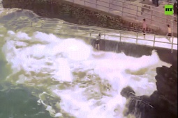 Phi thường - kỳ quặc - Thót tim khoảnh khắc cô gái trẻ bị cuốn ra biển khi đang chơi đùa cùng bạn