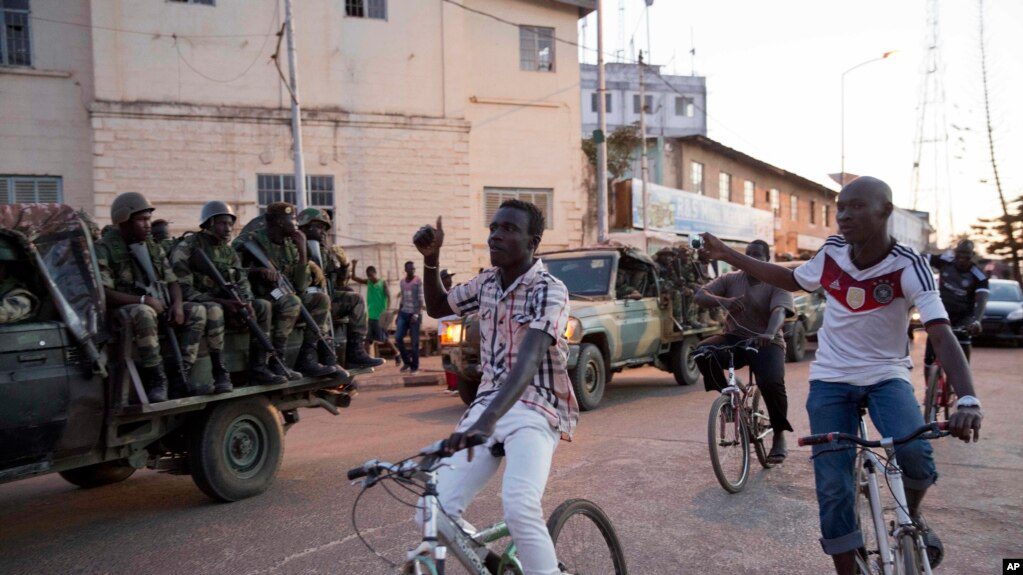 Binh sĩ Senegal tiến vào thủ đô Gambia trước sự đón chào của người dân.