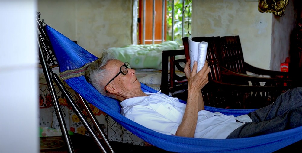 Bác Nguyễn Văn Khoan tận hưởng những phút giây thư thả ở tuổi xế chiều sau khi cải thiện được các rối loạn tiểu tiện khó chịu.