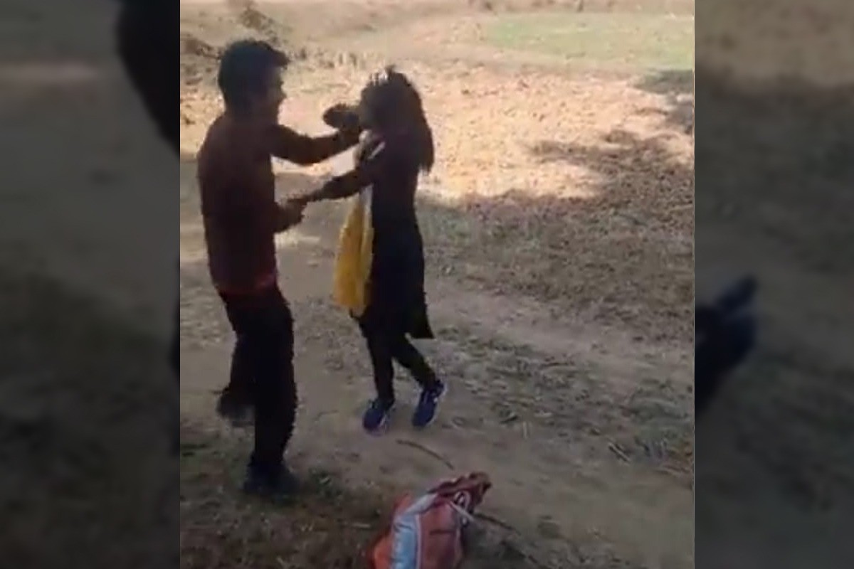 Hình ảnh cắt từ video cho thấy cô gái&nbsp;đang bị bạn trai hành hung.