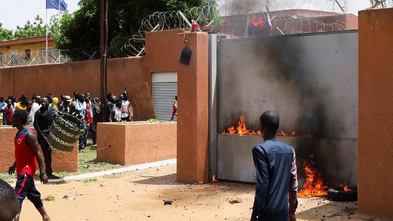 Người biểu tình ủng hộ đảo chính đốt phá trước Đại sứ quán Pháp ở Niamey, Niger ngày 30/7. Ảnh: Reuters
