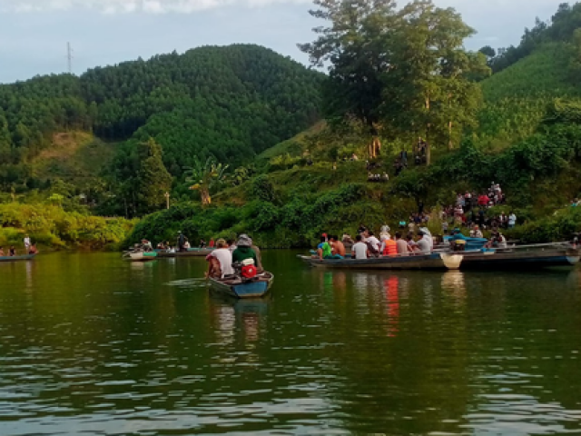 Tin tức trong ngày - Lật ghe chở 8 người trên hồ thủy điện, 1 người chết, 1 mất tích