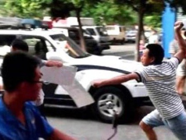 Pháp luật - Bị cả xóm đuổi đánh vì đậu xe trước cửa nhà, tài xế nhập viện cấp cứu