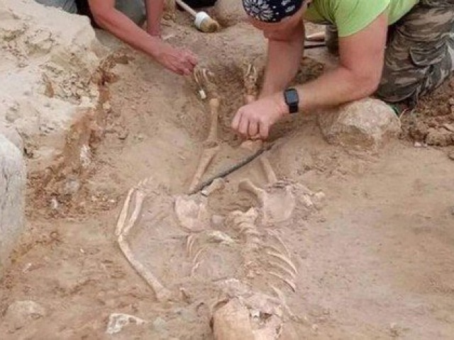 Du lịch - Nghĩa trang "ma cà rồng" khổng lồ lộ diện ở Ba Lan