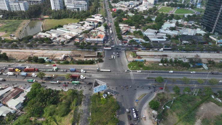 Đầu tiên là dự án mở rộng trục đường Bắc - Nam (từ đường Nguyễn Văn Linh đến nút giao cầu Bà Chiêm) dài 7,5 km cũng sẽ được mở rộng từ bốn lên 10 làn xe. Tổng vốn gần 4.500 tỉ đồng, trong đó ngân sách TP đầu tư tỉ lệ 70% và doanh nghiệp 30%.