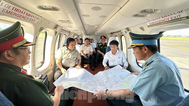 Thủ tướng Chính phủ Phạm Minh Chính và đoàn công tác lên máy bay trực thăng khảo sát tình hình sạt lở tại một số tỉnh vùng Đồng bằng sông Cửu Long. Ảnh: Đoàn Bắc.