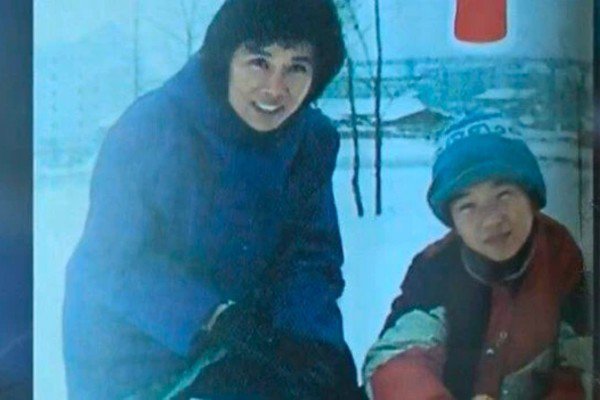 Từ nhỏ, Đổng Đông Đông đã được mẹ dạy tính tự lập.