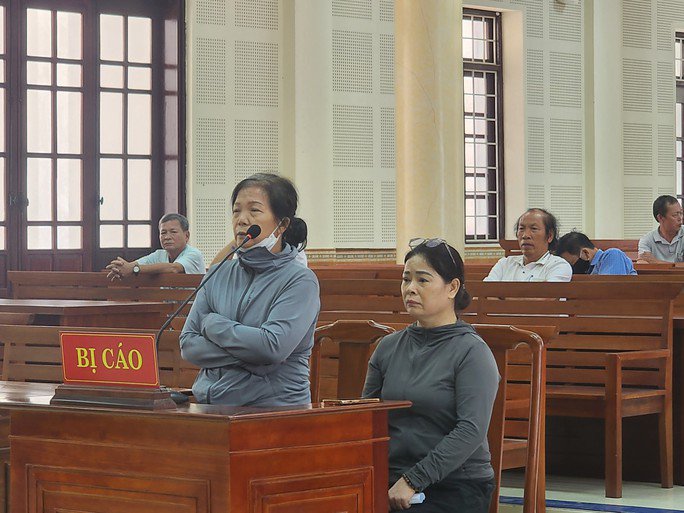 Hai bị cáo Nguyễn Thị Bình và Trần Thị Men tại phiên toà phúc thẩm