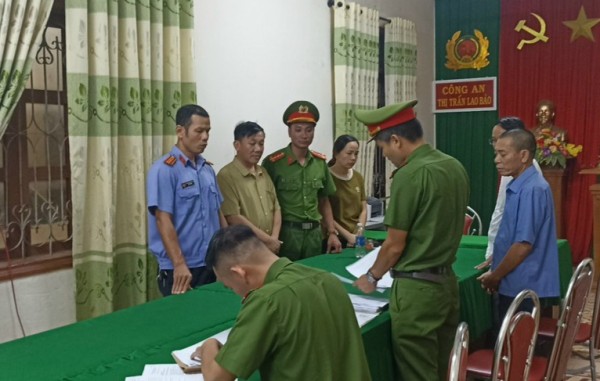 Khởi tố bị can, bắt tạm giam đối với ông Thành (thứ 2, hàng đầu từ trái sang)