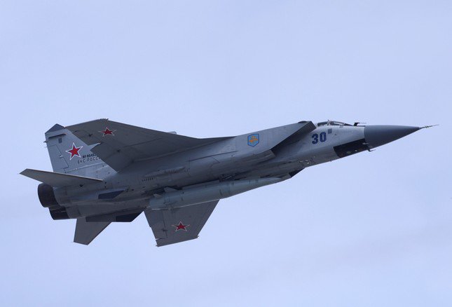 Máy bay MiG-31 mang tên lửa Kinzhal. Ảnh: Reuters