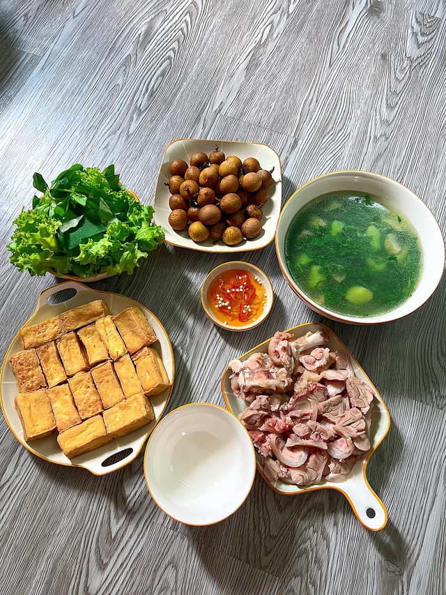 Thịt luộc món ăn siêu ngon vô cùng quen thuộc của các gia đình Việt Nam chúng ta. Không chỉ ngon mà món thịt luộc còn có thể kết hợp với đa dạng các món luộc, xào khác nhau, mà trong đó đậu chiên và canh mướp mồng tơi là sự kết hợp hoàn hảo.