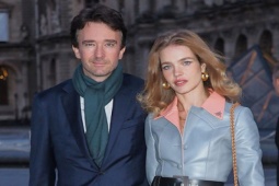 Đàn ông - "Thái tử" Louis Vuitton giàu nhất thế giới lấy "Lọ Lem" bán hàng rong đã có 3 con