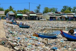 Tin tức trong ngày - Rùng mình với hàng tấn rác thải chất đống ở đầm nước mặn Sa Huỳnh