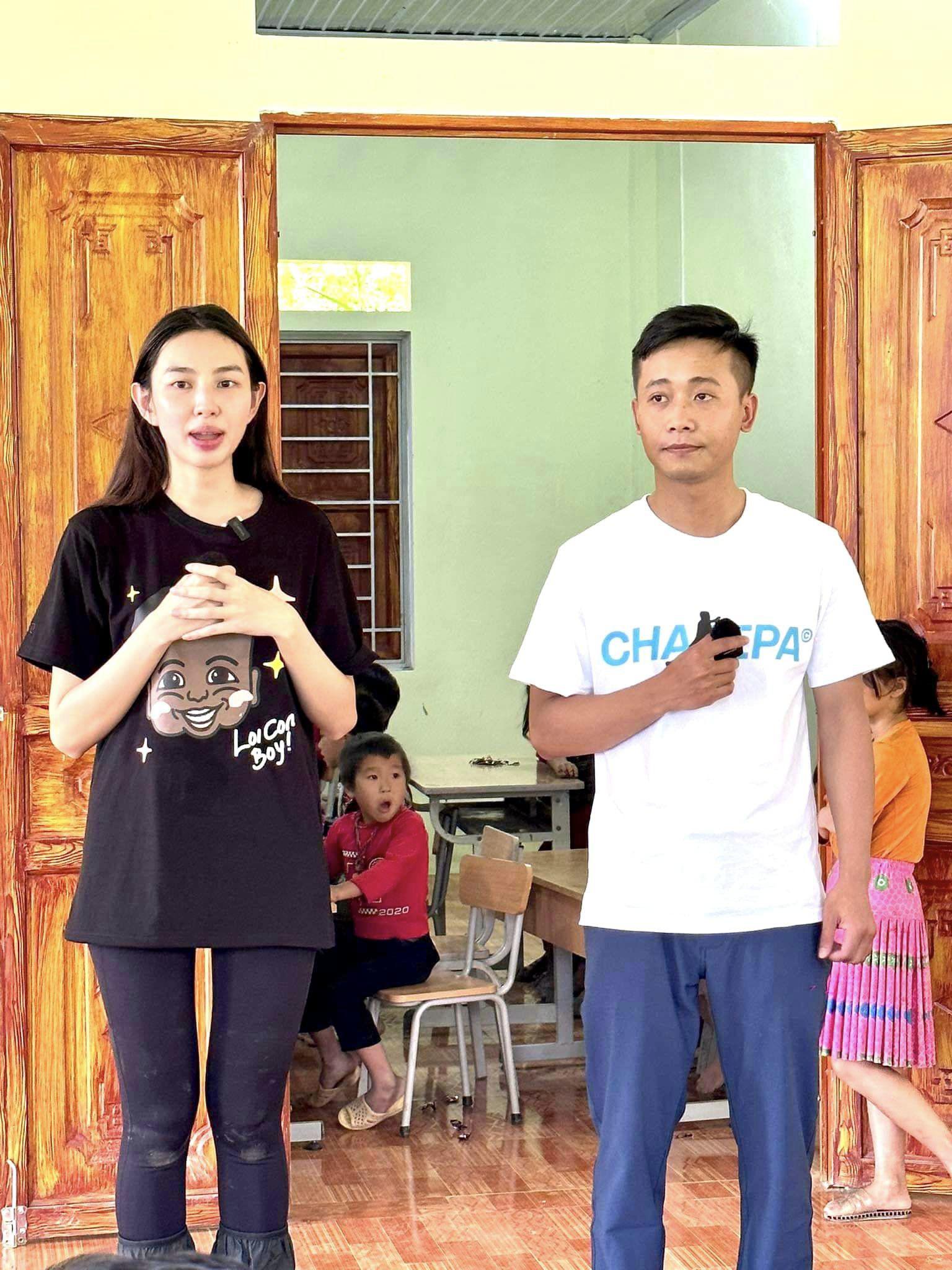 Hoa hậu Thùy Tiên bị trượt xe xuống vực khi đi từ thiện với nhóm Quang Linh Vlogs - 4