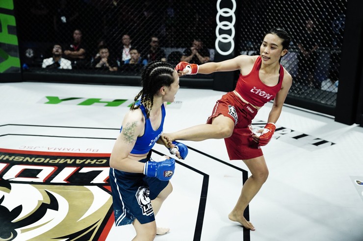 4 &#34;bóng hồng&#34; đấm đá mạnh mẽ ở sàn MMA Việt Nam: Đả nữ Hungary thắng nhờ đòn siết cổ - 1