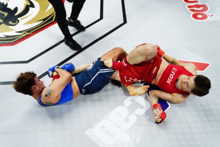 4 "bóng hồng" đấm đá mạnh mẽ ở sàn MMA Việt Nam: Đả nữ Hungary thắng nhờ đòn siết cổ