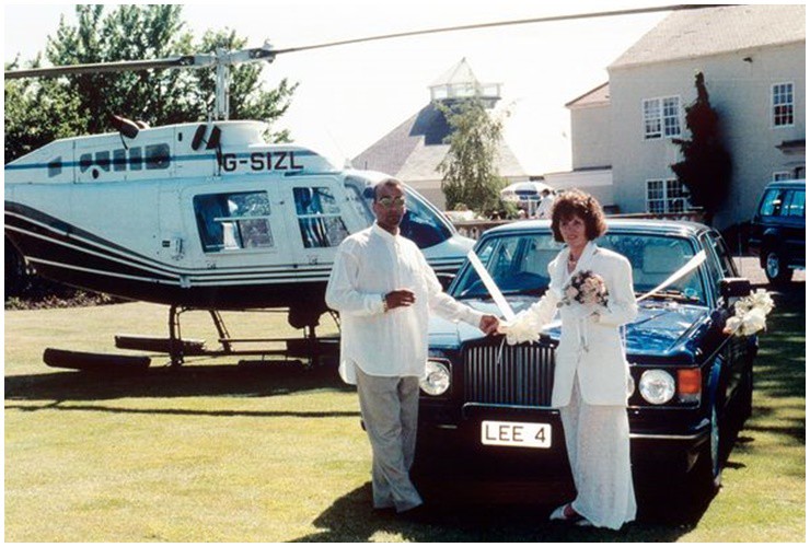 Ông mua sắm đủ mọi thứ hạng sang.