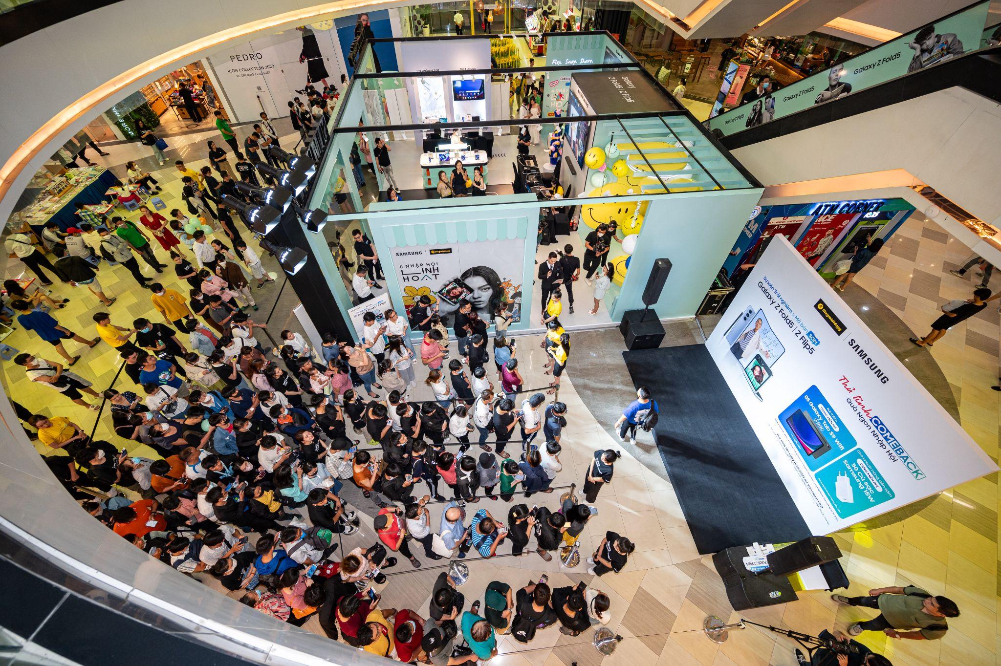Tại TP.HCM khá đông khách hàng lựa chọn đến sự kiện tại Vạn Hạnh Mall để trải nghiệm