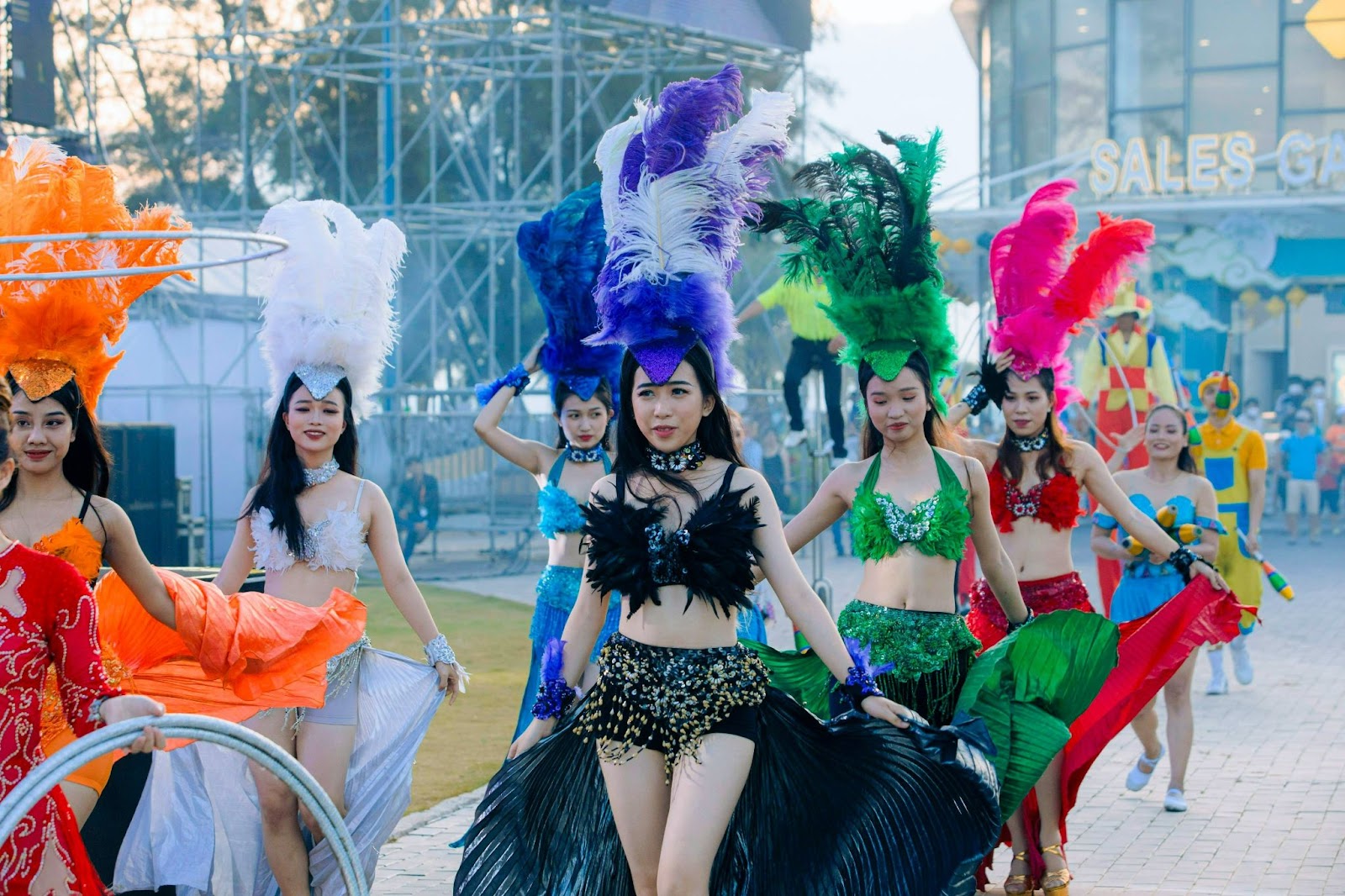 Chiêm ngưỡng màn diễu hành carnival mang đậm màu sắc tropical tại Let’s Charm Fest&nbsp;