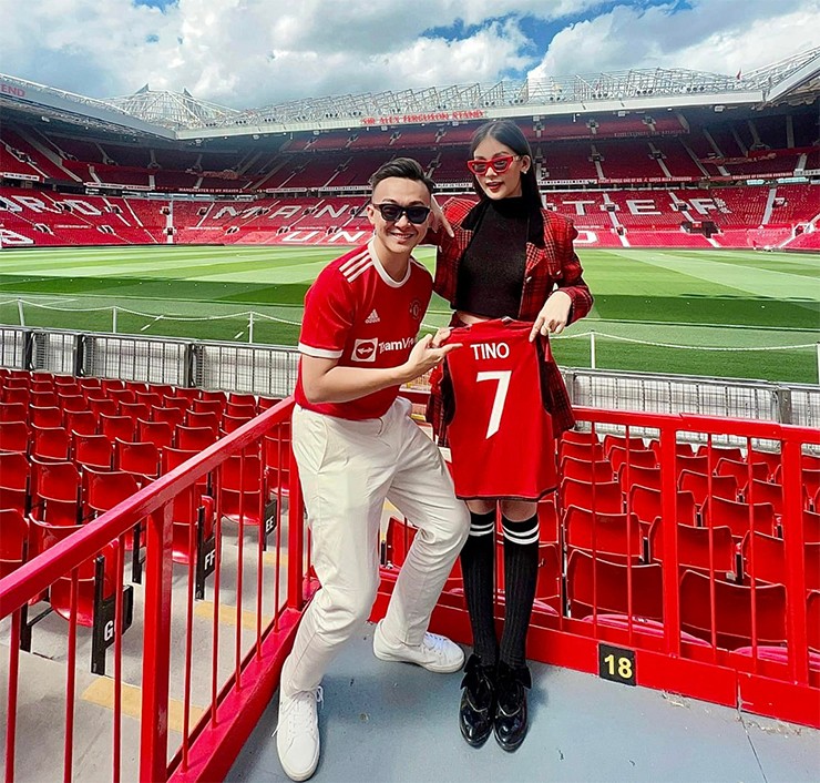 Hoa hậu Lê Âu Ngân Anh báo tin vui với chồng MC thời sự trên sân vận động Old Trafford - 1