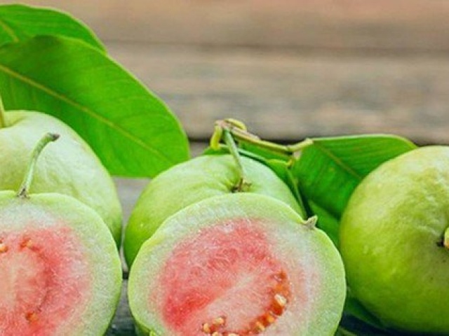 Ẩm thực - Ổi rất giàu vitamin, tốt cho sức khỏe nhưng những người này nên tránh xa