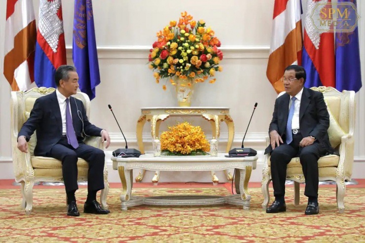 Thủ tướng Campuchia Hun Sen (phải) và Bộ trưởng Ngoại giao Trung Quốc Vương Nghị tại thủ đô Phnom Penh (Campuchia) ngày 13-8. Ảnh: TELEGRAM
