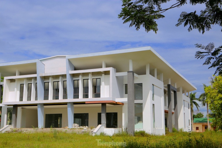 Kế hoạch dự án chia thành hai giai đoạn. Giai đoạn 1, xây dựng toà nhà chính của trung tâm hội nghị với tổng kinh phí 13 tỷ đồng. Giai đoạn 2, xây dựng khu nhà ăn, các phòng nghỉ phục vụ giảng viên và học viên, nhà để xe, sân vườn và các hạng mục phụ trợ khác đảm bảo sự đồng bộ... với tổng mức kinh phí khoảng 7 tỷ đồng.