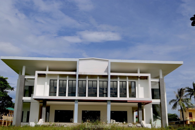 Vị trí xây dựng dự án nằm ở vị trí đắc địa của thị trấn Phố Châu, bên cạnh là trụ sở Huyện uỷ, UBND huyện Hương Sơn. Tuy nhiên, đến nay sau gần 3 năm triển khai, công trình vẫn chưa hoàn thiện.