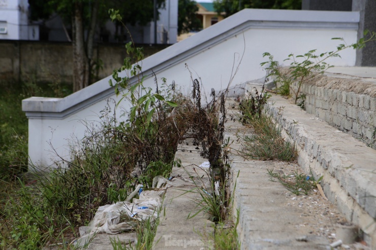 Công trình dang dở bỏ hoang, không có người trông coi.