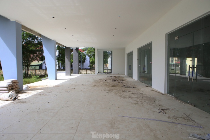 Khuôn viên bên trong trung tâm do chưa hoàn thiện nên nhếch nhác. Vật liệu xây dựng bỏ không, đã hư hỏng.