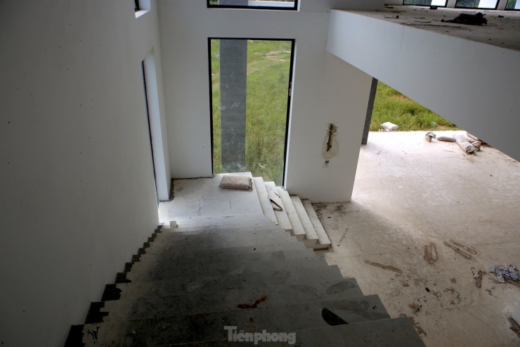 Theo ghi nhận, tại khu vực dự án cỏ mọc um tùm, khuôn viên nhếch nhác. Hành lang chưa được hoàn thiện, bên trong vật liệu xây dựng bỏ ngổn ngang.