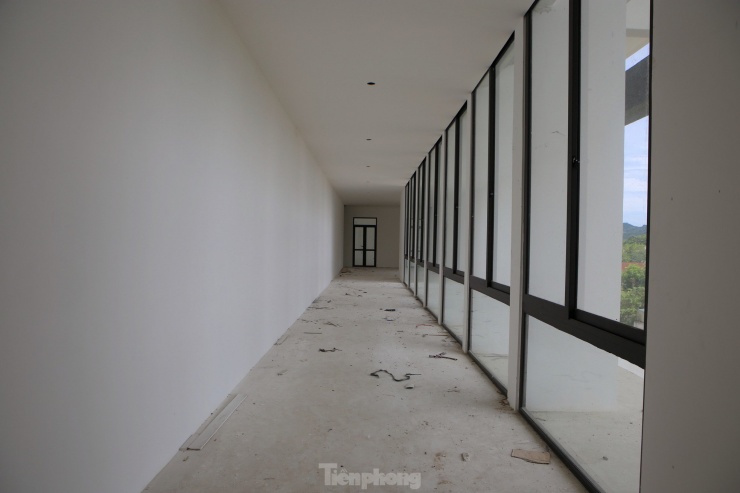 “Vì cả trung tâm lớn xây dựng để đó rất nóng ruột, qua thời gian không dùng cũng sẽ xuống cấp. Vì thế khi nhà tài trợ gặp khó khăn thì huyện đã họp bàn phương án giai đoạn 1 họ sẽ tiếp tục hoàn thiện, còn giai đoạn 2 sử dụng ngân sách huyện", lãnh đạo huyện Hương Sơn cho hay.