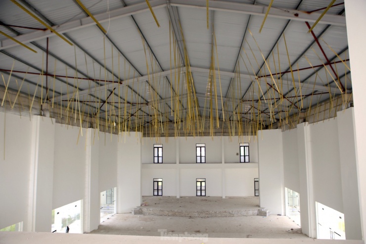 Được biết, dự án này được nhà tài trợ thống nhất với huyện về việc xây dựng nhân dịp kỷ niệm 550 năm ngày thành lập huyện Hương Sơn vào năm 2019. Đến năm 2020 bắt đầu triển khai xây dựng. Tuy nhiên khi đang làm tòa nhà chính thì nhà tài trợ gặp khó khăn về vốn nên dừng lại.