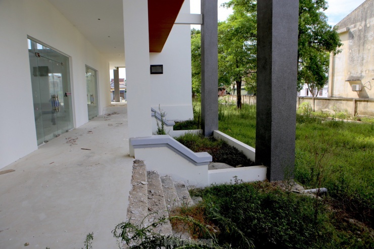 Liên quan đến vấn đề này, một lãnh đạo huyện Hương Sơn cho biết, dự án dở dang do đơn vị tài trợ gặp khó khăn, không thể tiếp tục đầu tư theo kế hoạch. Vì thế sau khi họp bàn với đơn vị tài trợ, nhà thầu đã thống nhất phương án họ sẽ triển khai hoàn thiện xong giai đoạn 1, còn giai đoạn 2 huyện bổ sung ngân sách khoảng hơn 8 tỷ đồng để thực hiện và sớm hoàn thành bàn giao công trình đi vào sử dụng.