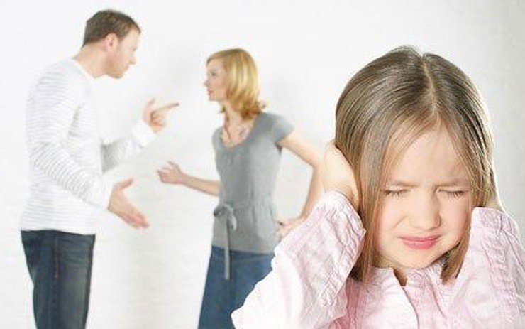 Không nên đổ lỗi hoặc trách móc người kia trước mặt con cái