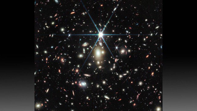 Hình ảnh từ Kính viễn vọng Không gian James Webb của cụm thiên hà khổng lồ WHL0137-08.(Ảnh: NASA)