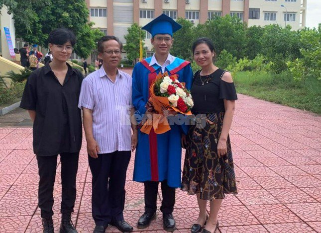 Nguyễn Tăng Lạc Long (đứng thứ hai từ phải sang) cùng gia đình tại lễ tốt nghiệp tổ chức tại phân hiệu Trường ĐH Y Hà Nội tại Thanh Hóa sáng 12/8. Ảnh: Nghiêm Huê