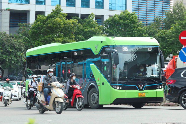Xe buýt điện vừa được đưa vào hoạt động trên địa bàn Hà Nội.