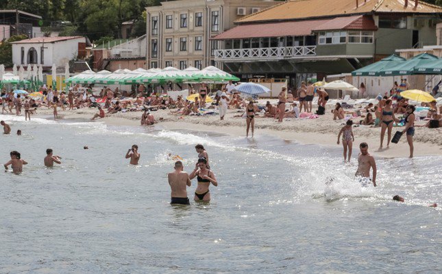 Người dân tắm biển ở Odesa. Ảnh: Reuters