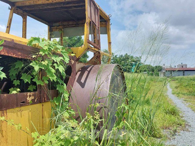 Một chiếc xe lu thành phế liệu nằm trong dự án