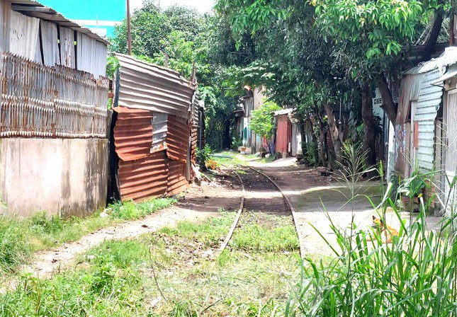 Đường ray xe lửa tại khu vực dự án, đoạn chưa bị tháo dở