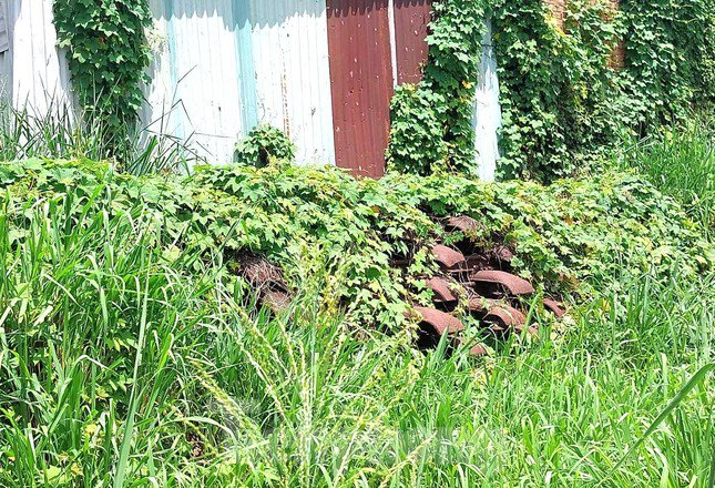 Đường ray xe lửa bị tháo dỡ rồi chất thành đống