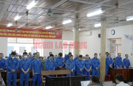 Các bị cáo lắng nghe HĐXX tuyên án.