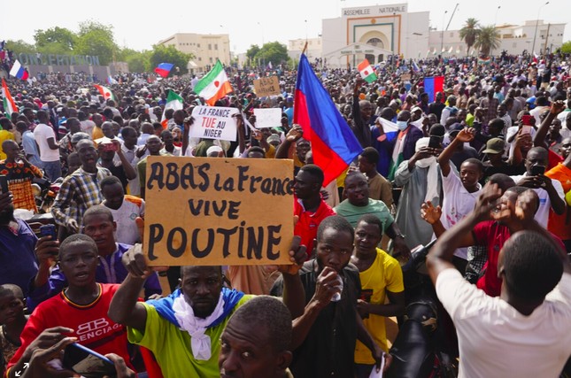 Đám đông tuần hành ở thủ đô Niamey sau đảo chính, giương khẩu hiệu ca ngợi Tổng thống Nga Putin và đả đảo Pháp ngày 30/7. (Ảnh: AP)